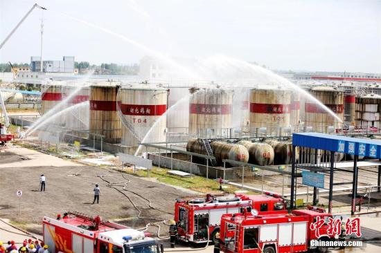 資料圖：湖北咸寧消防、安監(jiān)、環(huán)保、衛(wèi)生、氣象等多部門(mén)舉行危險(xiǎn)化學(xué)品生產(chǎn)安全事故應(yīng)急救援演練。朱燕林 攝